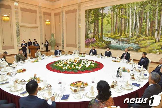 (평양 노동신문=뉴스1) 북한 국무위원회는 오는 11일 북중 우호협력 조약 체결 60주년을 맞아 9일 평양에서 북한 주재 중국대사를 초대해 연회를 열였다고 노동당 기관지 노동신문이 보도했다. 이번 연회는 최룡해 국무위원회 제1부위원장이 주재했으며 최 제1부위원장은 시진핑 중국 국가주석에게 보내는 '인사'를 리진쥔 북한 주재 중국대사에게 전달했다. [국내에서만 사용가능. 재배포 금지. DB 금지.