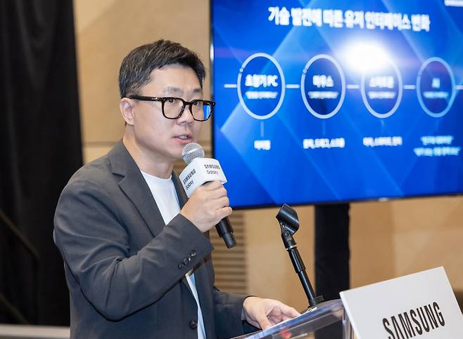 박지선 삼성전자 부사장이 9일(현지시간) 미국 뉴욕 브루클린에서 열린 '갤럭시 언팩 2025'에서 '엠비언트 인텔리전스' 비전에 대해 설명했다. /사진=삼성전자