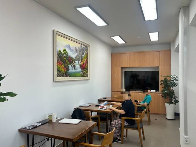 11일 오전 서울 용산구 동자동 비타민 목욕탕 옆 쉼터에서 휴식을 취하고 있는 주민들./사진=민수정 기자.