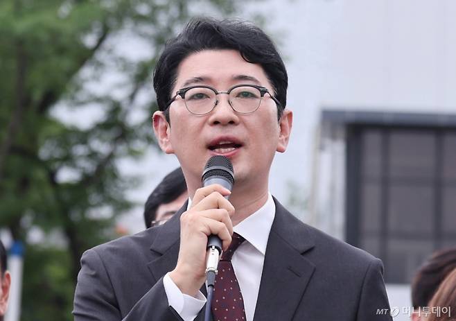 주진우 국민의힘 의원이 1일 서울 용산구 대통령실 앞에서 열린 현장 의원총회에서 김민석 국무총리 후보자 지명 철회를 촉구하고 있다. 2025.7.1/뉴스1  Copyright (C) 뉴스1. All rights reserved. 무단 전재 및 재배포,  AI학습 이용 금지.