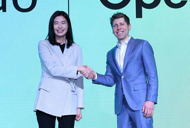 (서울=뉴스1) 오대일 기자 = 정신아 카카오 대표와 챗GPT 개발사 오픈AI의 샘 올트먼 최고경영자(CEO)가 4일 서울 중구 플라자호텔에서 열린 전략적 제휴 체결 공동 기자간담회에서 악수를 나누고 있다.   카카오는 국내 기업으로는 처음으로 오픈AI와 전략적 제휴를 맺고 인공지능(AI) 서비스 고도화를 위한 기술 협력은 물론 공동 상품 개발 등을 추진할 계획이다. 2025.2.4/뉴스1  Copyright (C) 뉴스1. All rights reserved. 무단 전재 및 재배포,  AI학습 이용 금지. /사진=(서울=뉴스1) 오대일 기자