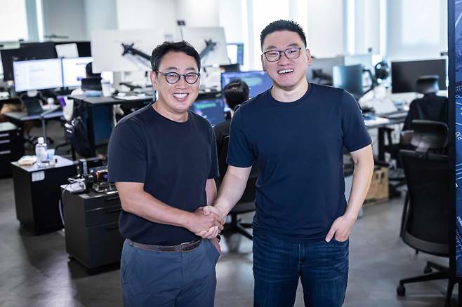 유영상 SK텔레콤 CEO(좌측)와 리벨리온 박성현 대표(우측)가 지난해 리벨리온-사피온 합병 계약식에서 사진을 촬영하고 있다. /사진=리벨리온