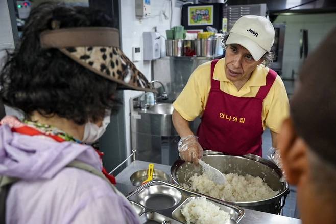 김하종 신부(빈센조 보르도)가 경기도 성남시 안나의집에서 배식을 하고 있다.사진제공=김하종 신부.