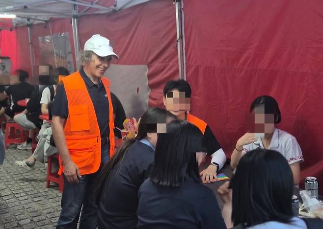 김하종 신부가 위기 청소년들을 찾아가 도움을 주는 '아지트'에서 위기 청소년들을 만나고 있다./사진제공=김하종 신부.