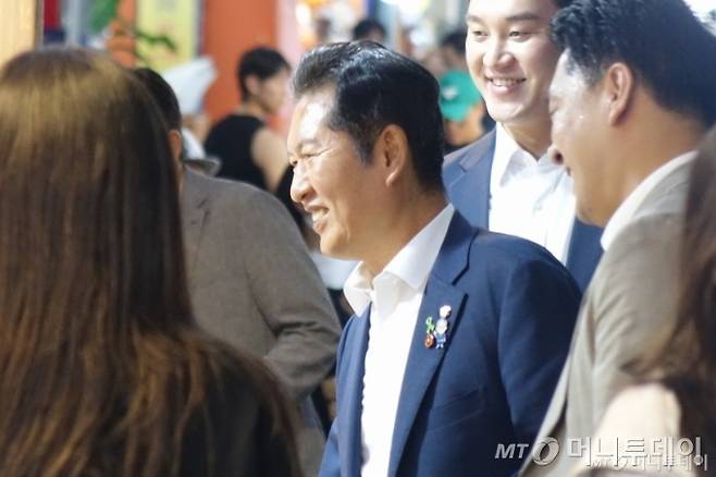 더불어민주당 당대표 후보인 정청래 의원이 13일 오후 제주시 일도동 제주동문시장을 찾아 상인들과 인사하고 있다. /사진=뉴시스