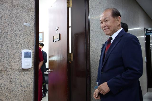 황우여 국민의힘 전당대회 선거관리위원장이 11일 서울 영등포구 여의도 국회에서 원내대표실로 들어가고 있다. 뉴시스