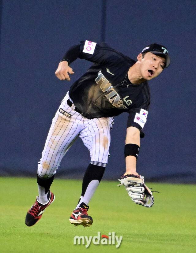 2025년 6월 19일 오후 서울 잠실구장에서 '2025 신한 SOL뱅크 KBO 리그' NC 다이노스와 LG 트윈스의 경기. LG 중견수 박해민이 6회초 1사 1.2루서 NC 데이비슨의 타구를 잡아내고 있다./마이데일리