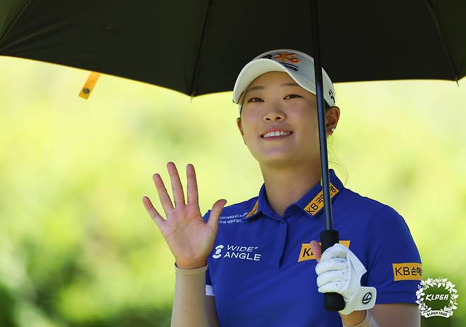 3라운드 도중 밝은 표정으로 갤러리에게 인사하는 방신실. [사진=KLPGA]