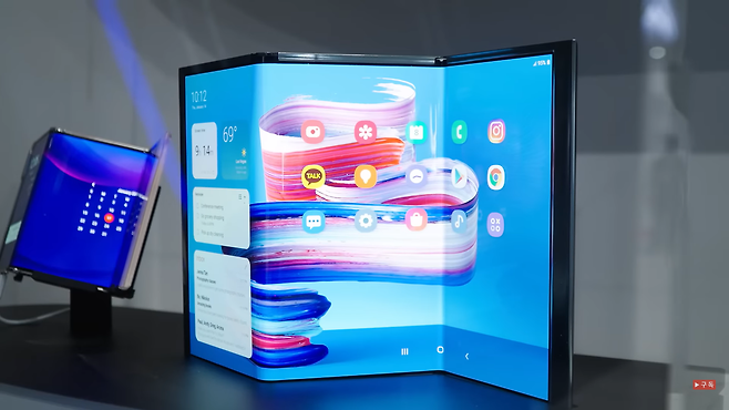 삼성디스플레이가 선보인 안팎으로 두 번 접는 OLED 디스플레이 ‘플렉스 S’. [삼성디스플레이 유튜브]