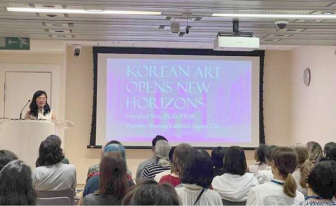 선승혜 문화원장이 요즘 세계적인 톱6 핫플 뮤지엄으로 떠오른 한국의 국립중앙박물관 유물 등을 소개하고 있다.