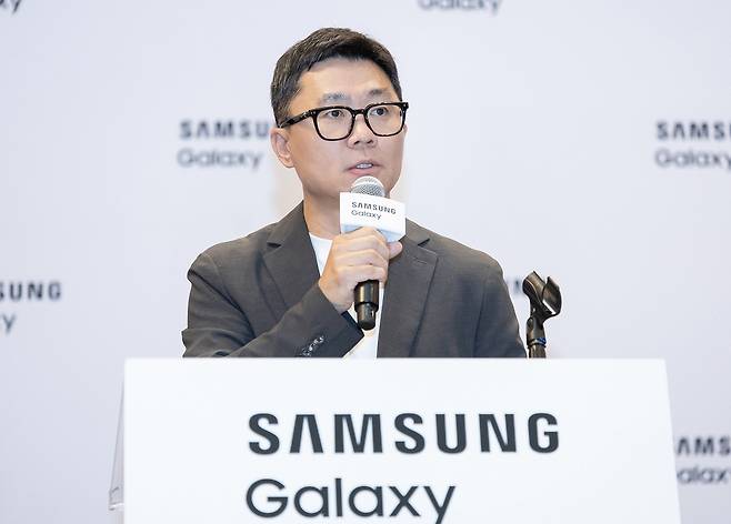 박지선 삼성전자 MX사업부 랭귀지(Language) AI팀 부사장이 9일(현지시간) 미국 뉴욕에서 멀티모달AI에 대해 브리핑하고 있다. [삼성전자 제공]