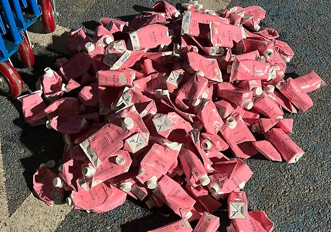 지난 6일 경기 고양종합운동장 주경기장에서 열린 ‘블랙핑크 월드투어 <데드라인>인 고양(BLACKPINK WORLD TOUR IN GOYANG)’ 콘서트가 끝난 뒤 수거된 커스텀 멸균 생수팩.[테트라팩 코리아 제공]