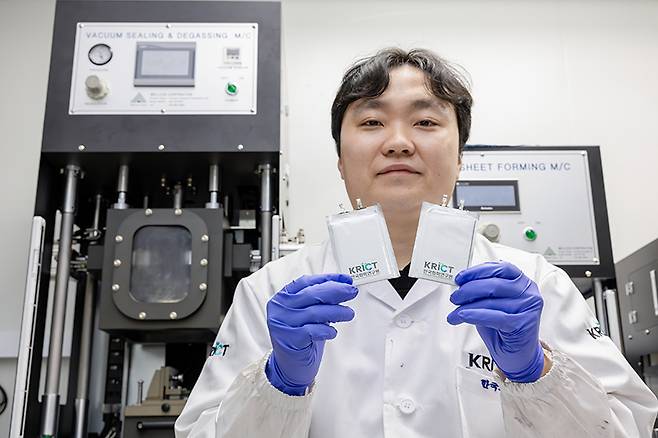 최준영 UST 학생연구원이 개발한 파우치 셀을 들어보이고 있다.[한국화학연구원 제공]