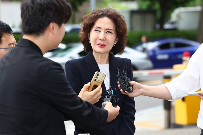 이진숙 사회부총리 겸 교육부 장관 후보자가 지난달 30일 오전 서울 여의도 한국교육시설안전원에 마련된 인사청문회 준비 사무실로 출근하며 취재진의 질문을 듣고 있다. [연합]