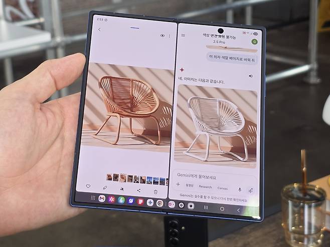삼성전자가 9일(현지시간) 공개한 갤럭시 Z 폴드7에서 화면을 분할해 AI 기능을 사용하는 모습. [권제인 기자/eyre@]