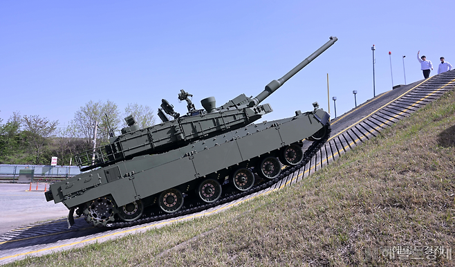 현대로템의 K2 전차가 언덕으로 오르고 있다. [이상섭 기자]