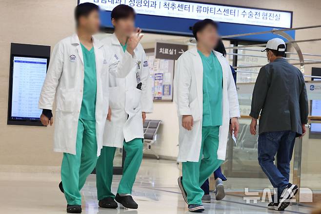 [서울=뉴시스] 권창회 기자 = 지난달 25일 서울 시내 대학병원에서 의료진들이 이동하고 있다. 2025.06.25. kch0523@newsis.com