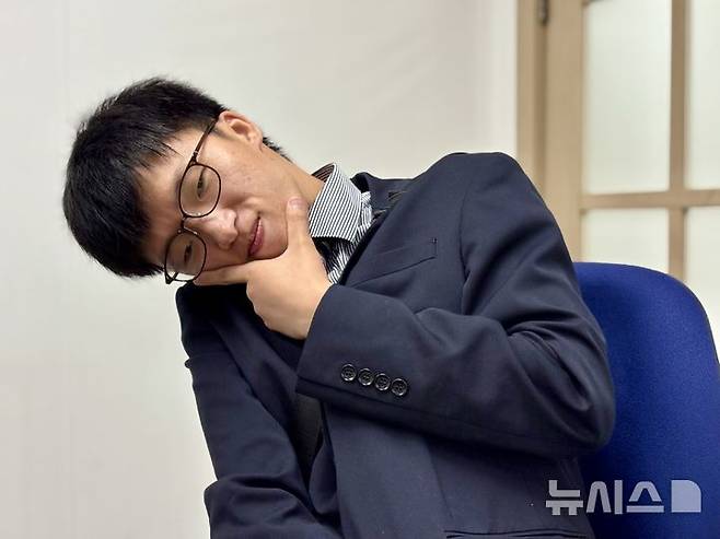 [서울=뉴시스] 한이재 기자 = 10일 오후 경기 안산에 있는 안산단원장애인자립생활센터 사무실에서 인터뷰하며 자세를 취하는 임현수(25)씨다. 임씨가 참여하는 권리중심 공공일자리 노동자들은 유엔장애인권리협약을 홍보한다는 의미에서 'CRPD 캠페이너'라고 불리기도 한다. 2025.07.11. nowone@newsis.com