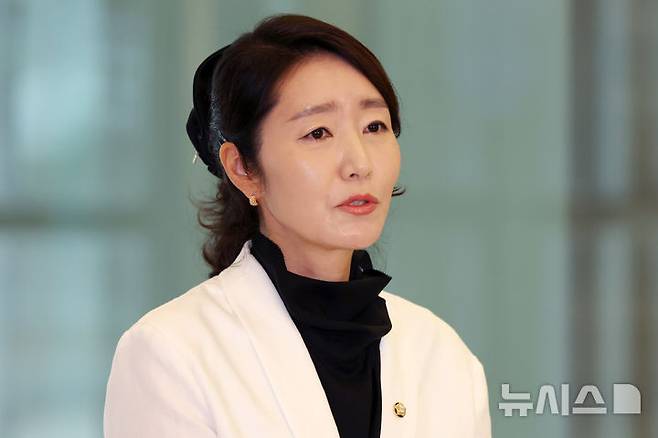 [서울=뉴시스] 조성우 기자 = 강선우 여성가족부 장관 후보자가 지난달 26일 오후 서울 종로구 이마빌딩에 마련된 인사청문회 준비 사무실에 출근하며 소감을 말하고 있다. 2025.06.26. xconfind@newsis.com