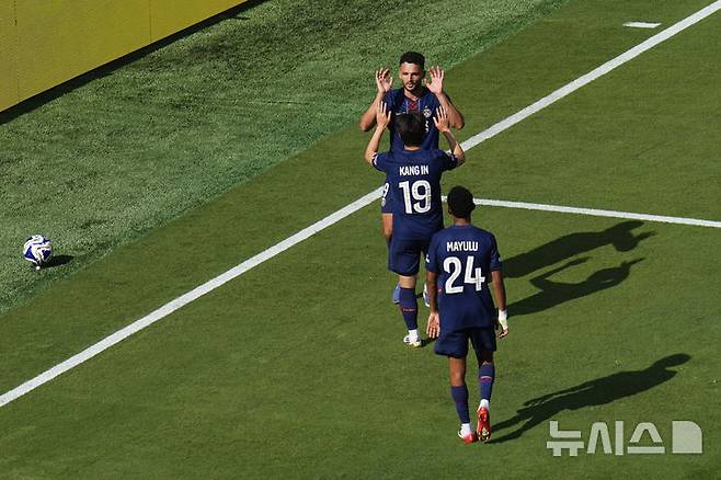 [이스트 러더퍼드=AP/뉴시스] 파리 생제르맹(PSG, 프랑스)의 이강인(가운데)이 지난 9일(현지 시간) 미 뉴저지주 이스트 러더퍼드 메트라이프 스타디움에서 열린 2025 국제축구연맹(FIFA) 클럽 월드컵 준결승에서 레알 마드리드(스페인)와 경기 후반 42분 팀 네 번째 골을 넣은 곤살루 하무스를 축하하고 있다. 이강인은 후반 35분 교체 투입돼 하무스의 골에 기여했고 PSG는 4-0으로 승리하며 결승에 올라 첼시(잉글랜드)와 우승을 다투게 됐다. 2025.07.10.