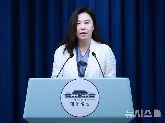 [서울=뉴시스] 고범준 기자 = 강유정 대변인이 13일 서울 용산 대통령실 청사에서 차관급 인선 관련 브리핑을 하고 있다. 2025.07.13. bjko@newsis.com