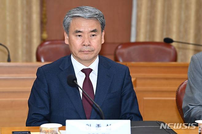 [서울=뉴시스] 배훈식 기자 = 이종섭 주호주 대사가 28일 오전 서울 종로구 외교부에서 열린 방산협력 관계부처-주요 공관장 합동회의에 참석해 자리하고 있다. (공동취재) 2024.03.28. photo@newsis.com