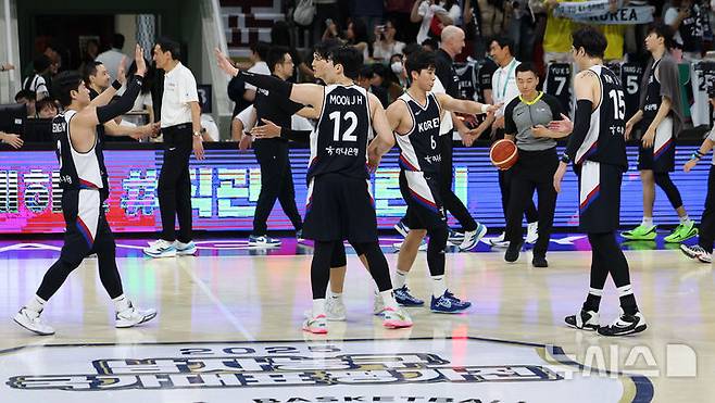 [안양=뉴시스] 김선웅 기자 = 13일 경기 안양시 정관장 아레나에서 열린 하나은행 초청 2025 남자농구 국가대표 평가전 대한민국 vs 일본 2차전 경기, 84-69로 일본에 승리를 거둔 대표팀 선수들이 자축하고 있다. 2025.07.13. mangusta@newsis.com