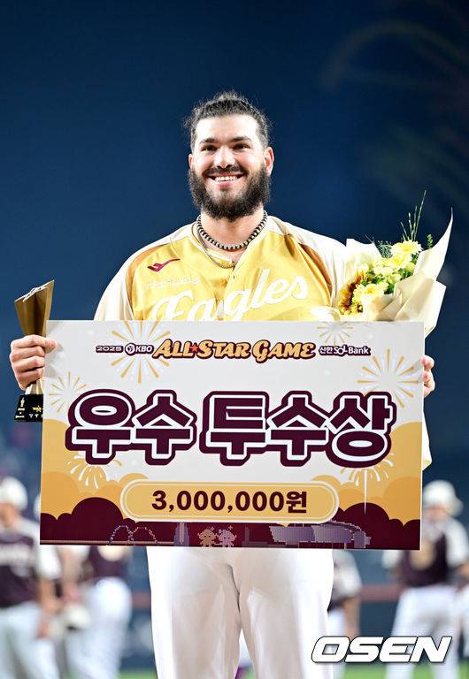 [OSEN=대전, 최규한 기자] 12일 오후 대전 한화생명볼파크에서 ‘2025 신한 SOL Bank KBO리그’ 올스타전이 열렸다.KBO 올스타전 경기는 드림 올스타와 나눔올스타 대표로 나선 총 30명의 선수가 치열한 승부를 펼친다.우수 투수상을 수상한 한화 코디 폰세가 포즈를 취하고 있다. 2025.07.12 / dreamer@osen.co.kr