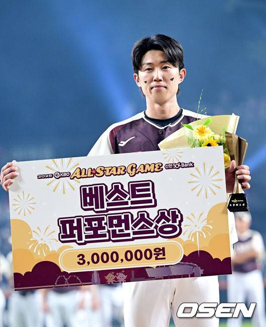 [OSEN=대전, 최규한 기자] 12일 오후 대전 한화생명볼파크에서 ‘2025 신한 SOL Bank KBO리그’ 올스타전이 열렸다.KBO 올스타전 경기는 드림 올스타와 나눔올스타 대표로 나선 총 30명의 선수가 치열한 승부를 펼친다.베스트 퍼포먼스상을 수상한 롯데 전민재가 포즈를 취하고 있다. 2025.07.12 / dreamer@osen.co.kr