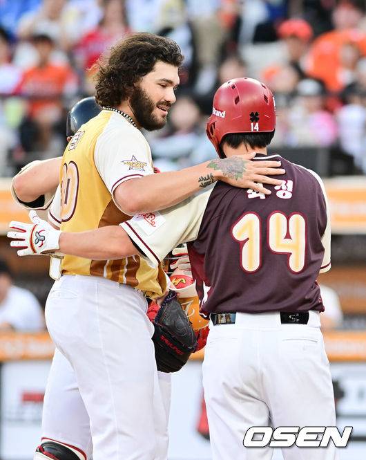 [OSEN=대전, 박준형 기자] 12일 오후 대전 한화생명볼파크에서 2025 신한 SOL뱅크 KBO 올스타전이 열렸다.13년 만에 대전에서 열리는 KBO 올스타전은 드림 올스타와 나눔올스타 대표로 나선 총 30명의 선수가 치열한 승부를 펼친다.1회초 폰세가 최정에게 사구를 던진 뒤 사과하고 있다.  2025.07.12 / soul1014@osen.co.kr