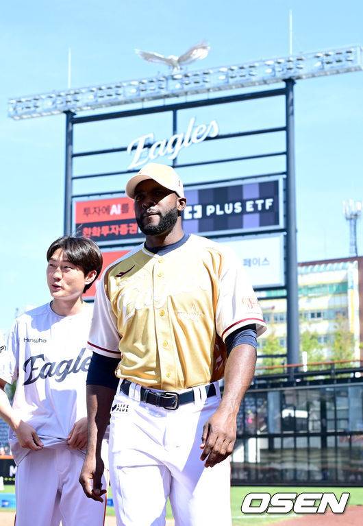 [OSEN=대전, 최규한 기자] 12일 오후 대전 한화생명볼파크에서 ‘2025 신한 SOL Bank KBO리그’ 올스타전이 열렸다.KBO 올스타전 경기는 드림 올스타와 나눔올스타 대표로 나선 총 30명의 선수가 치열한 승부를 펼친다.한화 에스테반 플로리얼이 팬사인회를 마친 뒤 그라운드를 나서고 있다. 2025.07.12 / dreamer@osen.co.kr