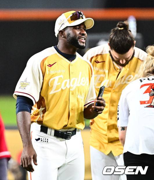 [OSEN=대전, 지형준 기자] 12일 오후 대전 한화생명볼파크에서 2025 신한 SOL뱅크 KBO 올스타전이 열렸다.13년 만에 대전에서 열리는 KBO 올스타전은 드림 올스타와 나눔올스타 대표로 나선 총 30명의 선수가 치열한 승부를 펼친다.클리닝 타임, 한화 플로리얼이 축하 무대를 즐기고 있다. 2025.07.12 / jpnews@osen.co.kr