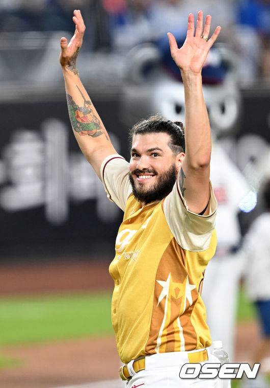 [OSEN=대전, 이대선 기자] ‘채이 아빠’ 박동원이 홈런 포함 3안타 3타점을&nbsp;폭발한 나눔 올스타가 4년 연속&nbsp;프로야구 올스타전에서 드림 올스타를 눌렀다.&nbsp;이범호 감독이 이끈 나눔 올스타(KIA·LG·한화·NC·키움)는 12일 대전 한화생명볼파크에서 열린 2025 신한 SOL Bank KBO 올스타전에서 드림 올스타(삼성·두산·KT·SSG·롯데)에 8-6으로 승리했다.&nbsp;우승 투수상을 수상한 폰세가 관중석을 향해 인사를 하고 있다. 2025.07.12 / sunday@osen.co.kr