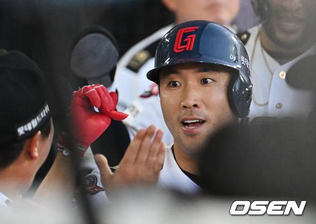 [OSEN=부산, 이석우 기자] 2일 부산 사직야구장에서 2025 신한 SOL 뱅크 KBO 리그 롯데 자이언츠와 LG 트윈스의 경기가 열렸다. 홈팀 롯데는 감보아가, 방문팀 LG는 임찬규가 선발 출전했다.롯데 자이언츠 전준우가 4회말 1사 1루 좌중월 2점 홈런을 치고 하이파이브를 하고 있다. 2025.07.02 / foto0307@osen.co.kr