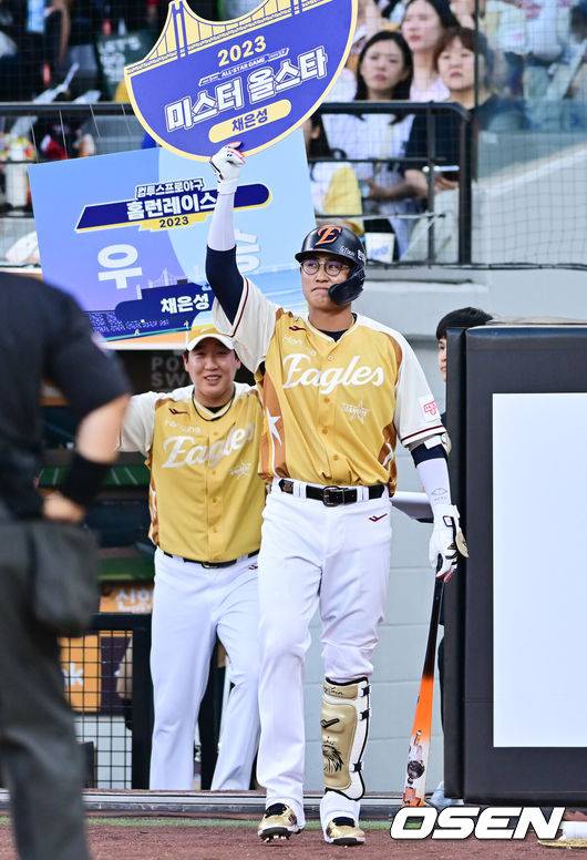 [OSEN=대전, 박준형 기자] 12일 오후 대전 한화생명볼파크에서 2025 신한 SOL뱅크 KBO 올스타전이 열렸다.13년 만에 대전에서 열리는 KBO 올스타전은 드림 올스타와 나눔올스타 대표로 나선 총 30명의 선수가 치열한 승부를 펼친다.한화 채은성이 팻말과 함께 등장하고 있다.   2025.07.12 / soul1014@osen.co.kr
