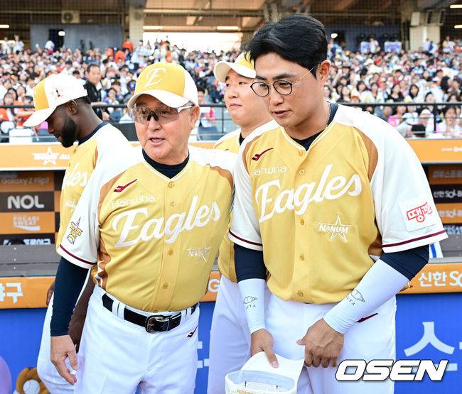 [OSEN=대전, 최규한 기자] 12일 오후 대전 한화생명볼파크에서 ‘2025 신한 SOL Bank KBO리그’ 올스타전이 열렸다.KBO 올스타전 경기는 드림 올스타와 나눔올스타 대표로 나선 총 30명의 선수가 치열한 승부를 펼친다.경기를 앞두고 한화 김경문 감독이 채은성과 인사를 나누고 있다. 2025.07.12 / dreamer@osen.co.kr