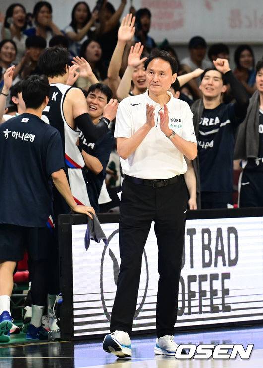 [OSEN=안양, 김성락 기자] 13일 오후 안양 정관장아레나에서 ‘하나은행 2025 남자농구 국가대표 평가전’ 대한민국과 일본의 두 번째 평가전이 열렸다. 대한민국은 지난 11일 열린 일본과의 첫 번째 평가전에서 91-77로 승리를 거뒀다. 3쿼터 대한민국 안준호 감독이 박수를 치고 있다. 2025.07.13 / ksl0919@osen.co.kr