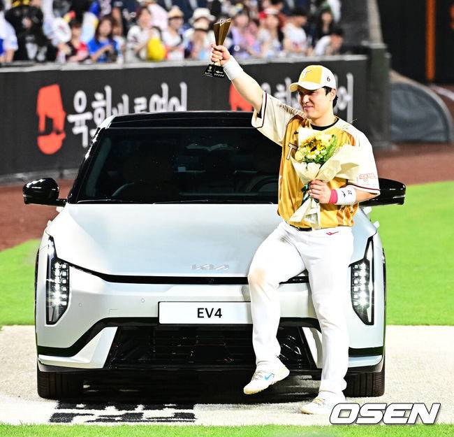 [OSEN=대전, 지형준 기자] ‘채이 아빠’ 박동원이 홈런 포함 3안타 3타점을&nbsp;폭발한 나눔 올스타가 4년 연속&nbsp;프로야구 올스타전에서 드림 올스타를 눌렀다.&nbsp;이범호 감독이 이끈 나눔 올스타(KIA·LG·한화·NC·키움)는 12일 대전 한화생명볼파크에서 열린 2025 신한 SOL Bank KBO 올스타전에서 드림 올스타(삼성·두산·KT·SSG·롯데)에 8-6으로 승리했다.&nbsp;미스터 올스타에 선정된 LG 박동원이 부상으로 받은 자동차 앞에서 포즈를 취하고 있다. 2025.07.12 / jpnews@osen.co.kr