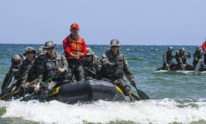 상륙기습훈련 교관화 교육을 받고 있는 해병대 1사단 72대대 장병들이 IBS에 탑승해 해상 패들링 절차를 숙달하고 있다.