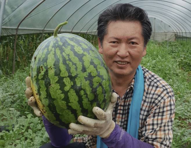 왕수박 들고 있는 정청래 더불어민주당 의원. 정청래 의원 페이스북 캡처