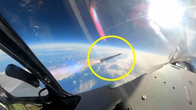 라팔로 추정되는 프랑스 공군 전투기가 6월 23일(현지시간) 프랑스 남서부 카조 공군기지에서 출격해 성층권 고도인 20㎞ 상공에 떠 있는 훈련용 풍선을 격추하기 위해 미카 공대공 미사일(노란색 원)을 발사하고 있다. 출처=MBDA