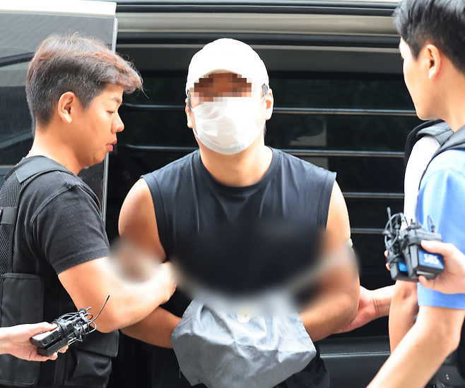 13일 오후 부천시 원미구 인천지방법원 부천지원으로 지난 10일 경기 김포시 한 단독주택에서 60∼70대 부모와 30대 형 등 일가족 3명을 흉기로 살해한 혐의를 받는 30대 A씨가 구속 전 피의자 심문(영장실질심사)을 받기 위해 출석하고 있다. 2025.7.13 뉴시스