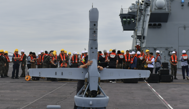 퀀텀에어로가 지난해 6월 해군 독도함에서 전투실험을 진행하고 있는 드론 ‘V-BAT’ 수직이착륙무인기의 모습.사진제공=퀀텀에어로