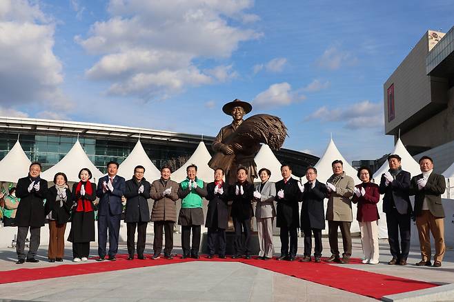 2024년 12월23일 동대구역 광장에서 열린 박정희 동상 제막식에서 홍준표 당시 대구시장(왼쪽 여덟 번째)과 주요 내빈이 기념사진을 찍고 있다. ⓒ 뉴스민