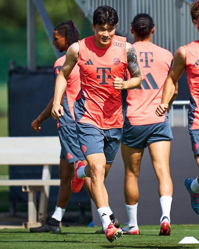 바이에른 뮌헨에서 ‘미운오리’ 취급을 받는 중앙수비수 김민재이지만 유럽 빅클럽들의 러브콜은 계속되고 있다. 이번에는 바르셀로나가 차기 행선지 후보로 거론됐다. 미국에서 열린 FIFA 클럽월드컵에 참가한 선수단에 동행한 김민재가 가벼운 러닝으로 몸을 푸는 모습. 사진출처｜바이에른 뮌헨 페이스북