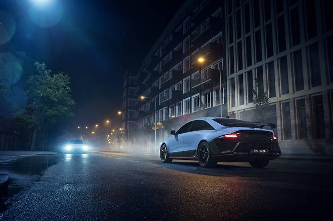 아이오닉 6 N은새로운 서스펜션 지오메트리를 적용해 예측 가능하고 안정적인 한계 주행 성능을 확보했다. 아이오닉 6 N 후측면 디자인. 사진제공 ｜현대차