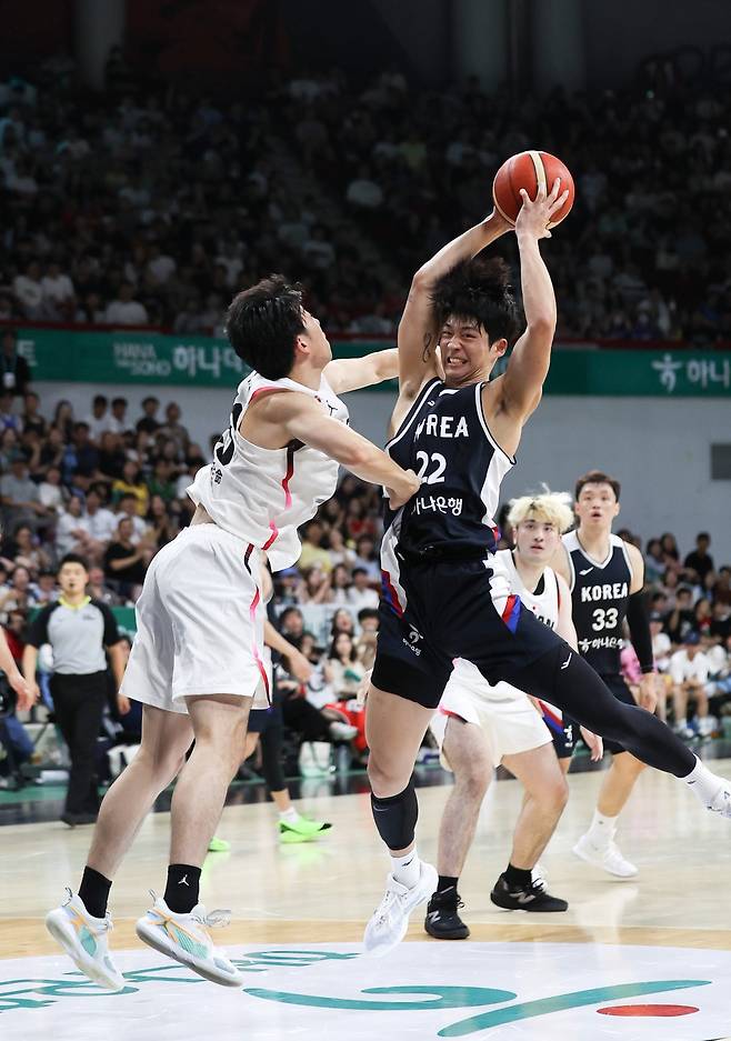 남자농구국가대표팀 포워드&nbsp;여준석(오른쪽)이 13일 일본과 2번째 평가전서 상대 수비와 경합 끝에 리바운드를 따내고 있다. 안양｜뉴시스