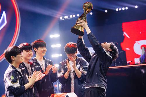 젠지가 13일(한국시간) 캐나다 밴쿠버 퍼시픽 콜리세움에서 열린 ‘2025 MSI’ 결승전에서 라이벌 T1을 세트스코어 3-2로 꺾고 지난해에 이어 다시 한번 우승컵을 높이 들어올렸다. |라이엇 게[임즈