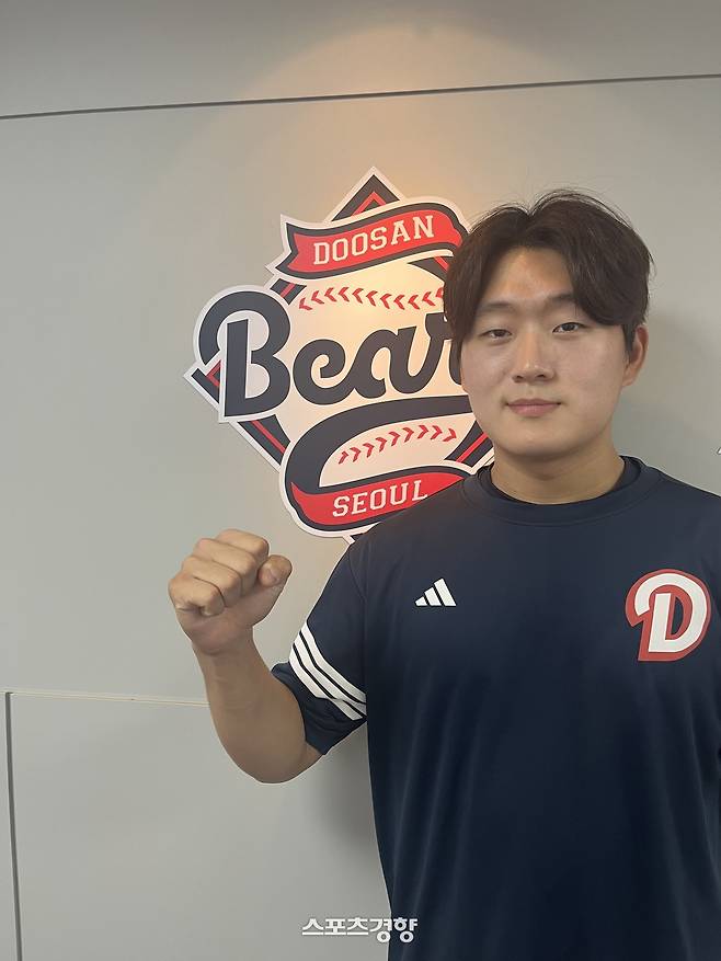전반기 마지막 롯데전이 열린 사직구장에서 인터뷰하고 포즈를 취하는 두산 김택연. 사직 | 김하진 기자