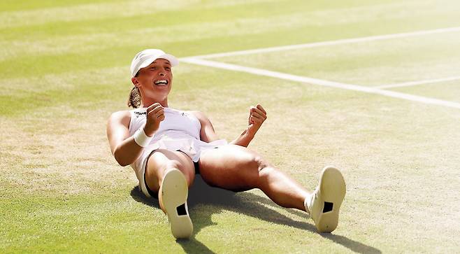 이가 시비옹테크가 12일 2025 윔블던 테니스 대회 여자 단식 결승에서 어맨다 아니시모바를 ‘더블 베이글’로 완파한 후 포효하고 있다. AFP연합뉴스